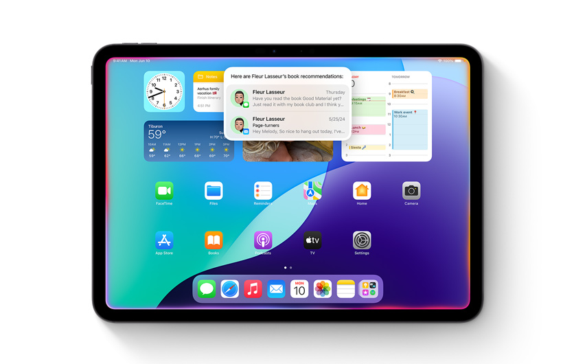 ?lk iPhone ekran?, Mesajlar uygulamas?nda yeni adresini payla?an bir ki?iyi g?steriyor. ?kinci iPhone ekran?, yeni adresiyle adresiyle güncellenen ki?i kart?n? g?steriyor
