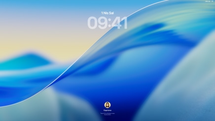 Ekranlar? ?ne bakan ü? Mac modeli, solda Gümü? rengi 16 in? MacBook Pro ve ekran?nda son arayan ki?ilerin g?ründü?ü Telefon uygulamas?, ortada 24 in? Mavi iMac ve ekran?nda macOS Tahoe duvar ka??d? g?rülüyor, sa?da Gece Yar?s? rengi 13 in? MacBook Air ve ekran?nda Dock’un ve Takvim, Saat ve Hava Durumu gibi ?e?itli ara? tak?mlar?n?n Liquid Glass versiyonlar?n?n yer ald??? masaüstünde Spotlight Aramas? g?steriliyor