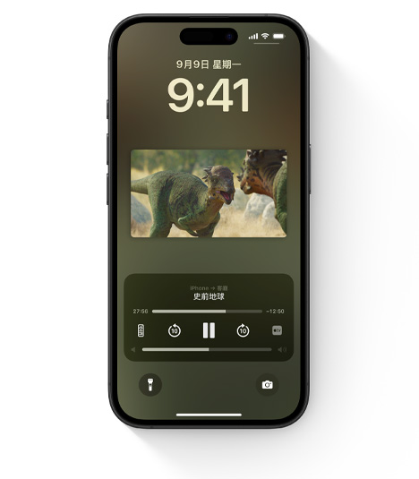 iPhone 螢?zāi)伙@示內(nèi)建的 Apple TV 控制項(xiàng)目。