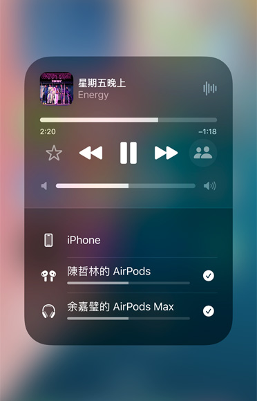 螢?zāi)唤貓D顯示兩副不同的 AirPods 播放同一首 Apple Music 上的歌。
