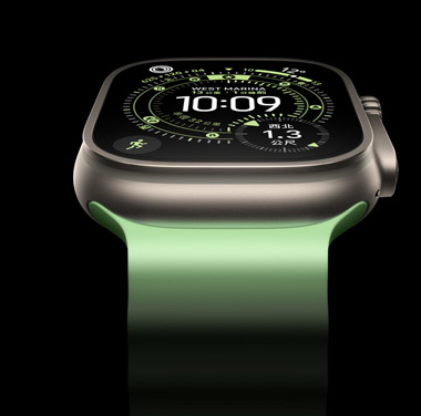 Apple Watch Ultra 3，展示原色鈦金屬錶殼、定向越野錶面顯示指南針，搭配霓虹綠色海洋錶帶。
