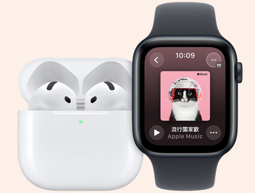 AirPods 擺放在一隻 Apple Watch 旁邊。