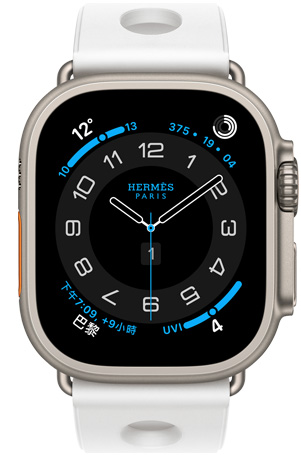 Apple Watch Hermès Ultra 3，展示原色鈦金屬錶殼、Hermès Circulaire 錶面與多項複雜功能，包括天氣、活動記錄圓圈、巴黎時間與紫外線指數(shù)，搭配 Blanc 白色 Scub'H Diving 錶帶