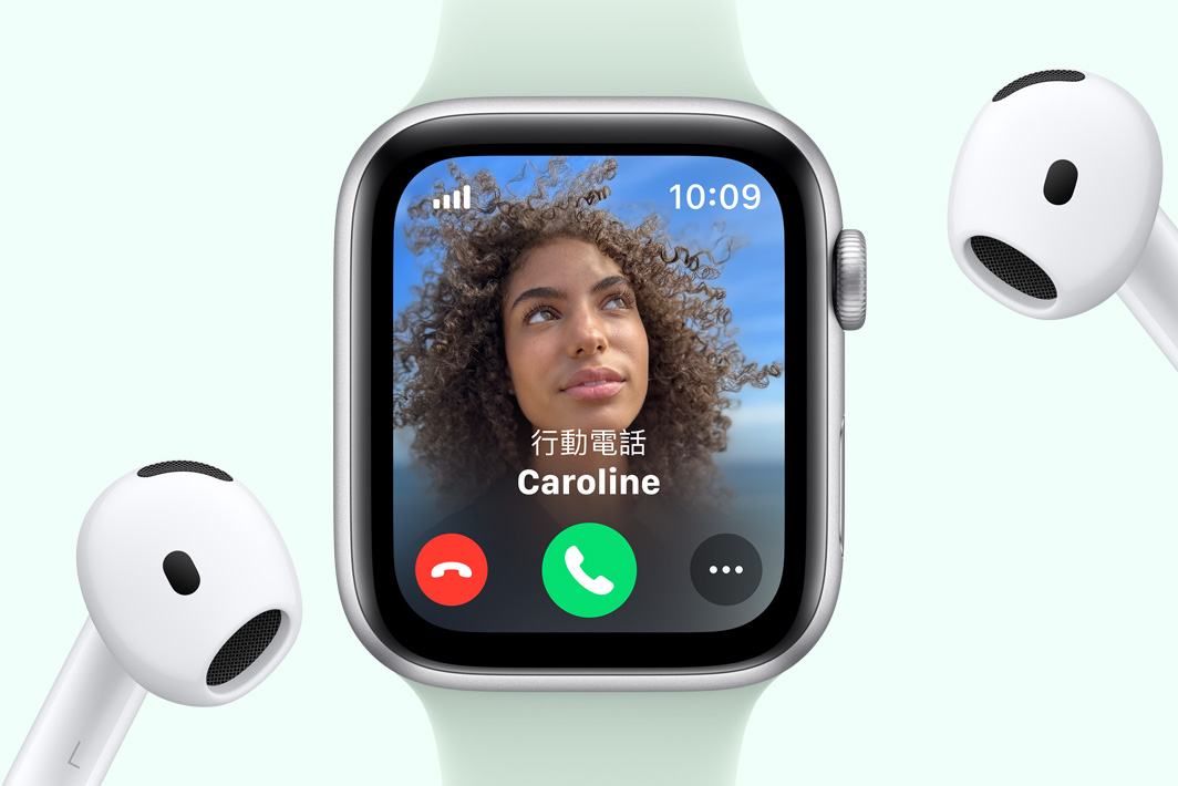 Apple Watch SE 的螢?zāi)粸閬黼婏@示，手錶旁邊有一對 AirPods