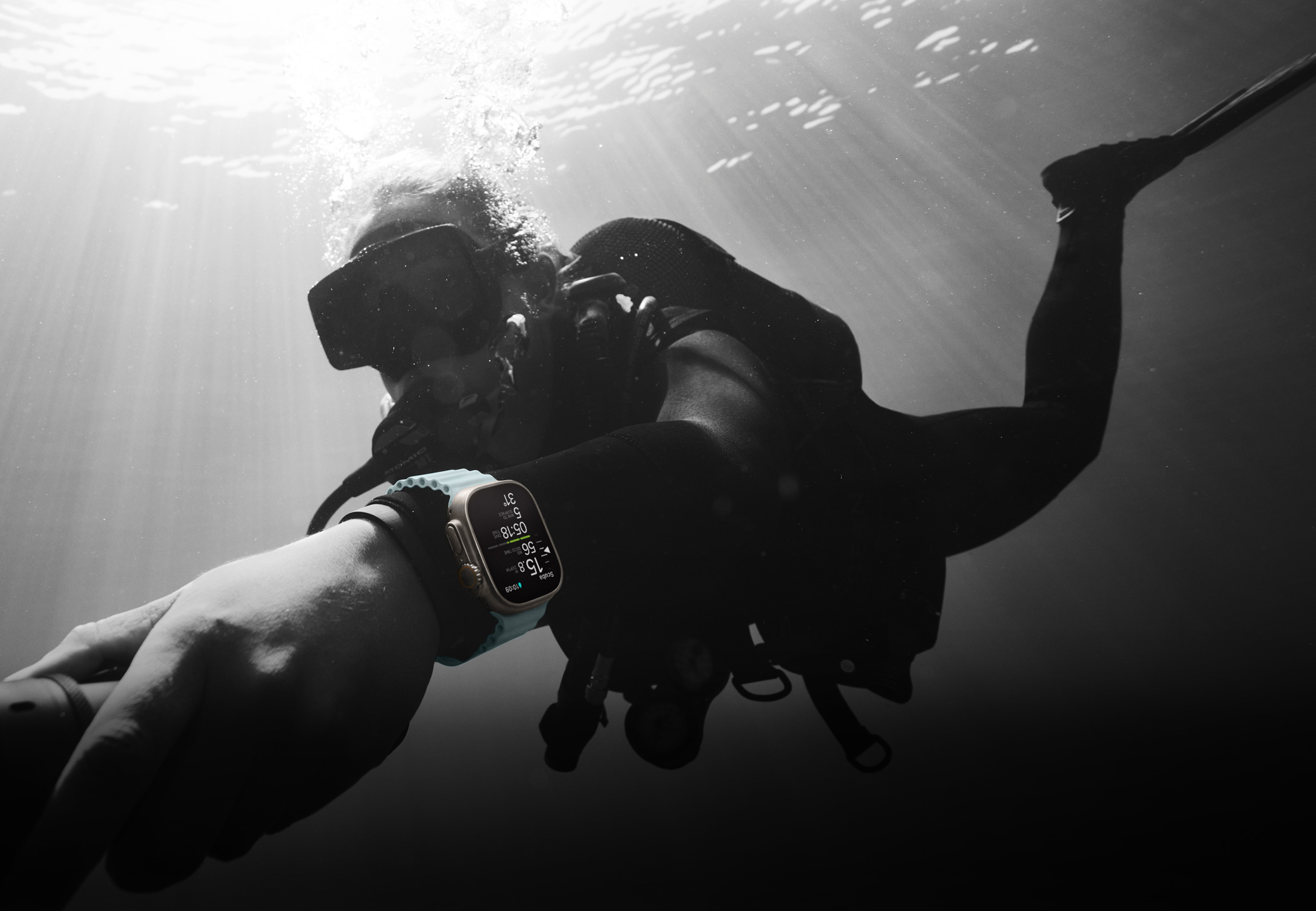 水肺潛水員戴著 Apple Watch Ultra 2 潛入水中。