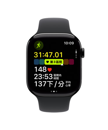 Apple Watch Series 10 搭配黑色運(yùn)動(dòng)型錶帶的正面圖，介面展示體能訓(xùn)練 app 中室外跑步的心率區(qū)間