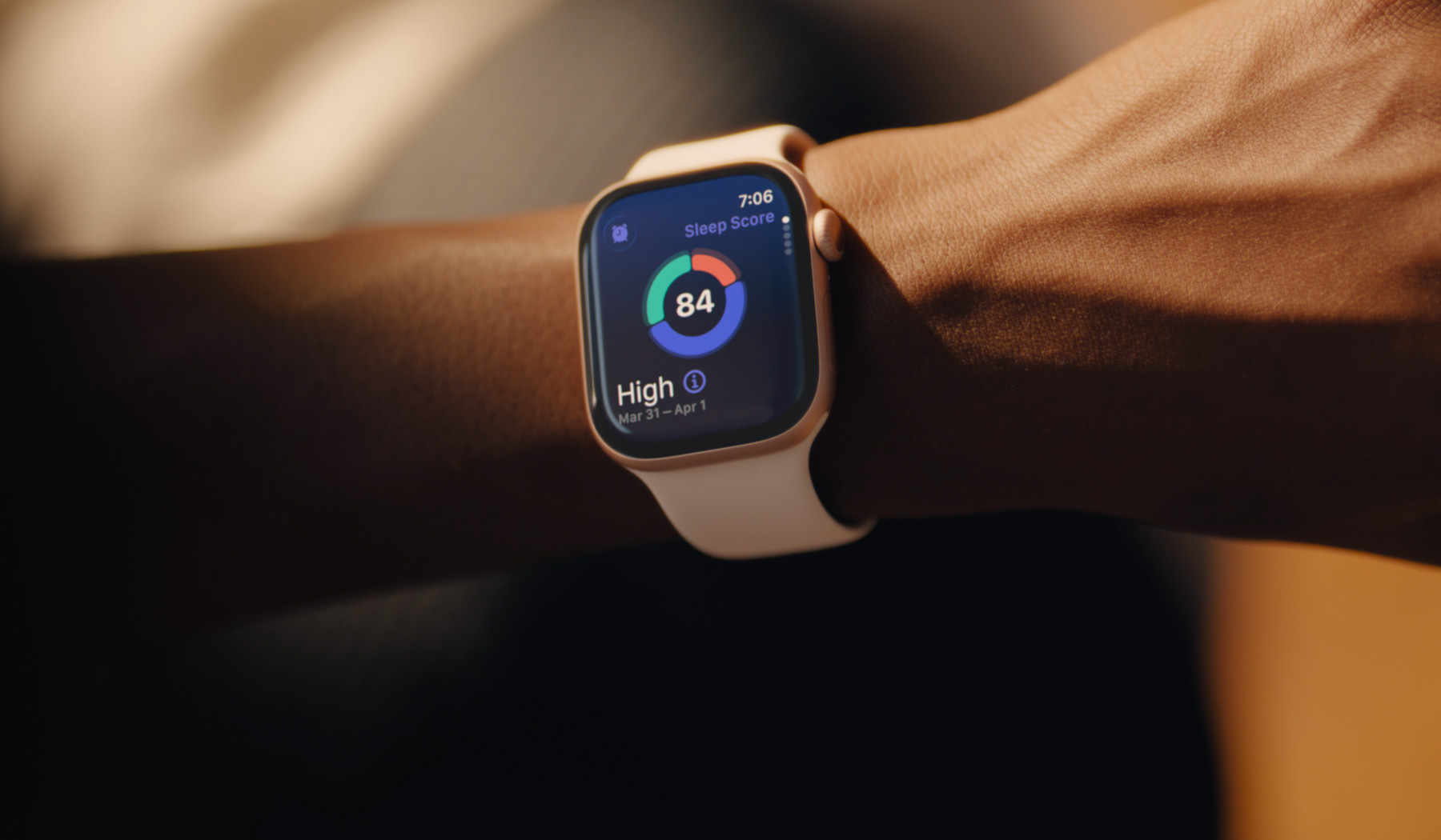 一位使用者在 Apple Watch Series 11 上查看睡眠分數(shù)。