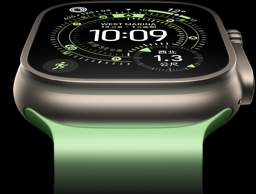 Apple Watch Ultra 3，展示原色鈦金屬錶殼、定向越野錶面顯示指南針，搭配霓虹綠色海洋錶帶。
