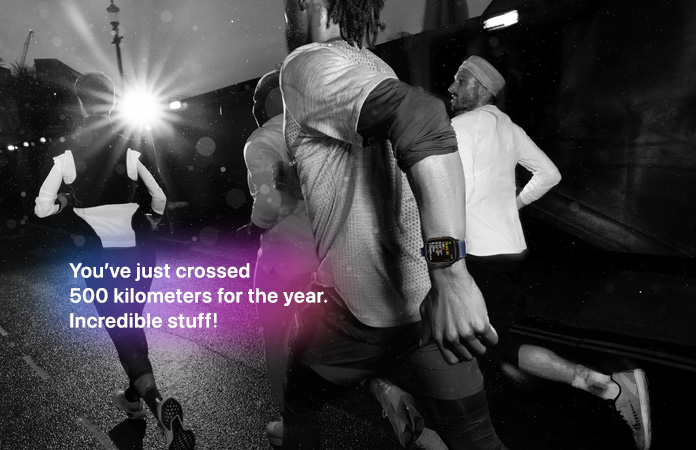 人物正在慢跑的黑白照片，照片上的文字寫著 You've just crossed 500 kilometers for the year. Incredible stuff!