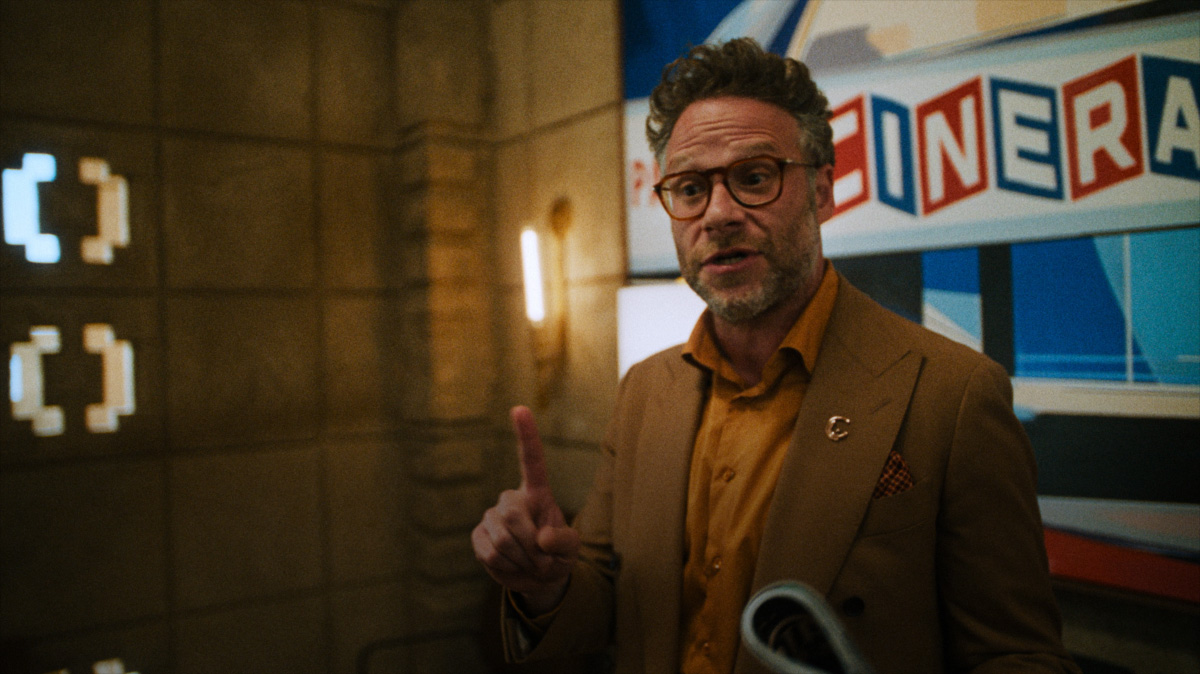 一部平面電視顯示多個(gè) Apple TV plus 電視節(jié)目與電影、Apple Music 以及 Apple Arcade 的影片片段