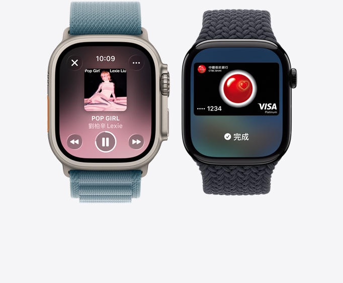 Apple Watch Ultra 3，展示原色鈦金屬錶殼，螢?zāi)伙@示 Apple Music app 的正在播放畫面；以及 Apple Watch Series 11，展示拋光曜石黑色鋁金屬錶殼，螢?zāi)伙@示 Apple Pay 畫面及信用卡