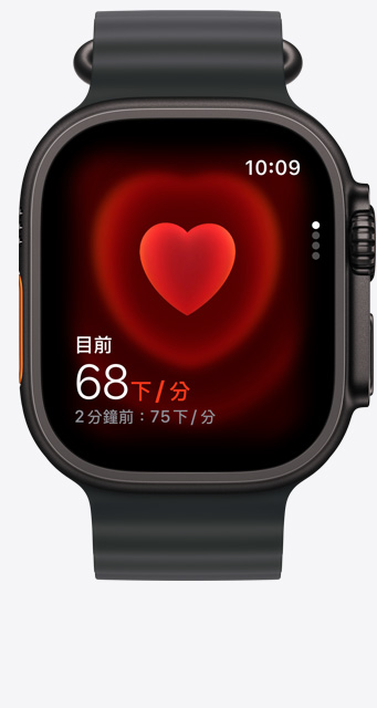 Apple Watch Ultra 3，展示黑色鈦金屬錶殼，搭配黑色海洋錶帶，螢?zāi)伙@示心率 app 及目前每分鐘心跳數(shù)