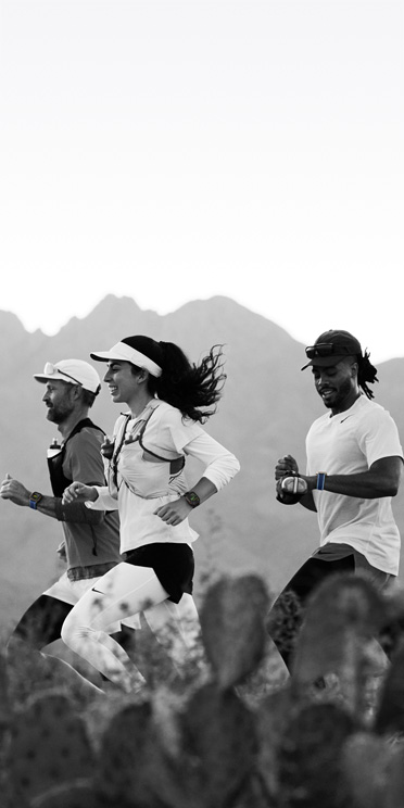 Тро? людей, як? б?гають стежкою в пустел?, в?дстежують сво? тренування на Apple Watch Ultra 3