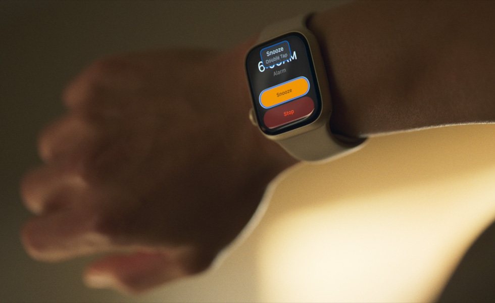 Apple?Watch’un tak?l? oldu?u bir kol. Ekranda “Ertelemek i?in ?ift dokunu?” yaz?yor.