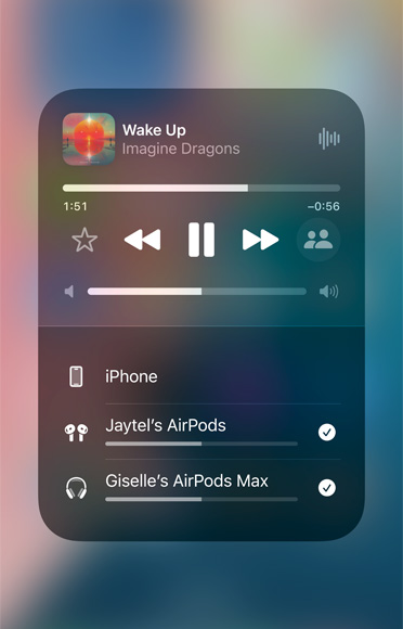 Zrzut ekranu, na którym wida? piosenk? odtwarzan? w Apple Music przez dwie pary AirPods jednocze?nie.