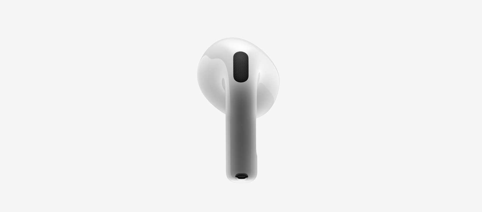 全新 AirPods 4 正面及背面的特寫。