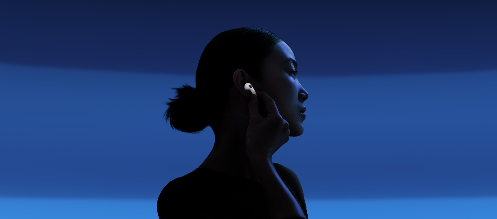 全新 AirPods 4 正面及背面的特寫。