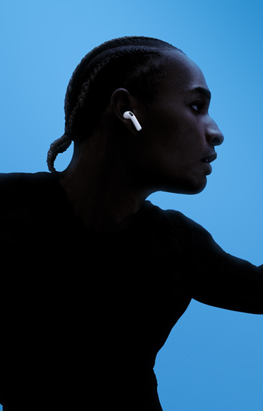 一個人戴住 AirPods 4。