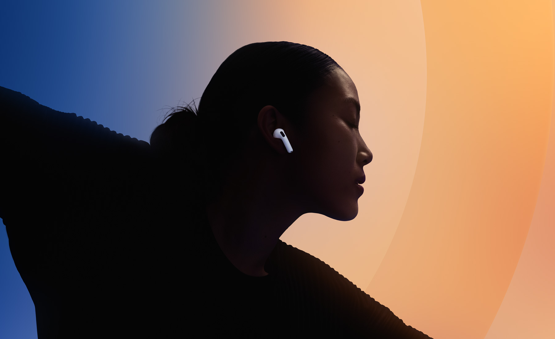 AirPods 4を裝著して踴っている人
