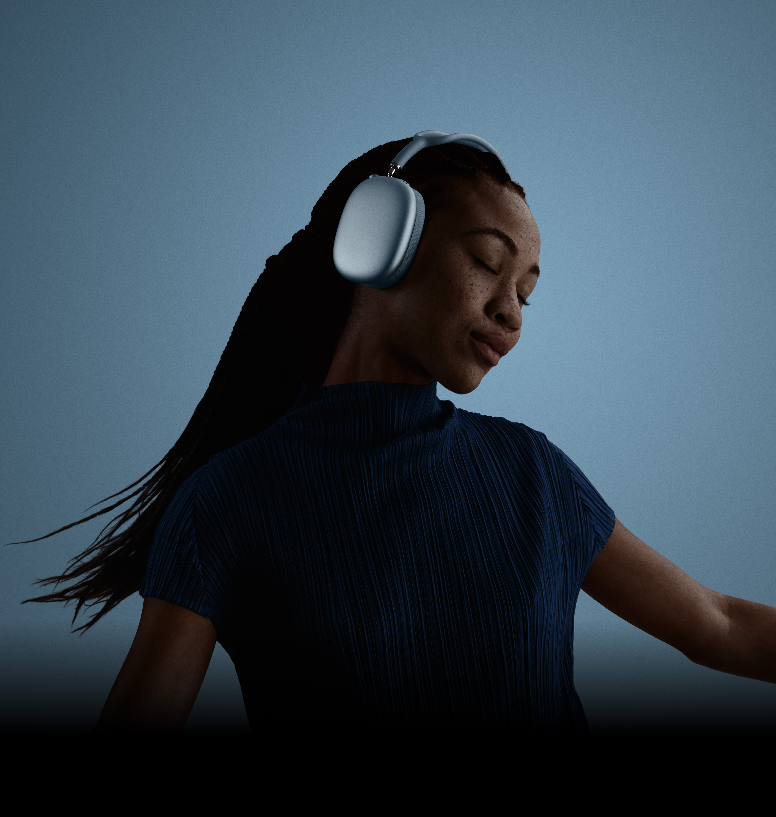 ?ena so?slúchadlami AirPods?Max so?zatvorenymi o?ami a?hlavou naklonenou do?ava.