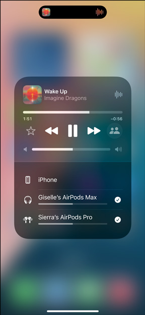 écran d’iPhone affichant deux paires d’AirPods écoutant ? All for Nothing (I’m So in Love) ?, de Lauv.