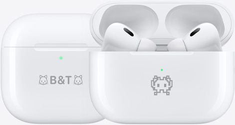 Trois Bo?tiers de charge MagSafe sont gravés avec des exemples d’emoji : un chaton, le signe je t’aime et un smiley.