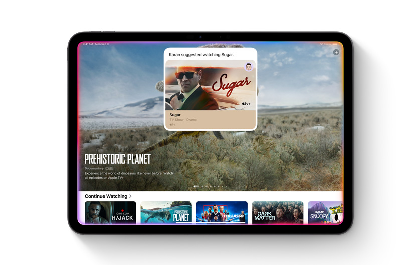 Apple TV+ app 的一則通知，提醒你有位聯(lián)絡(luò)人與你分享了節(jié)目推薦。