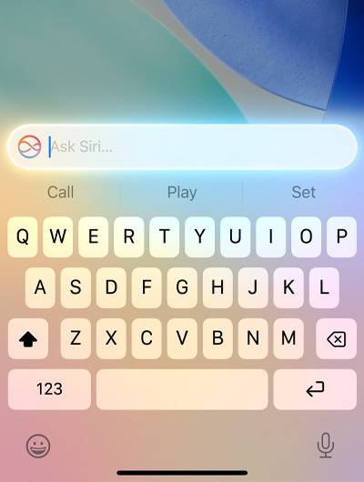 在 iPhone 上，鍵盤上方的文字欄位顯示「Ask Siri」。