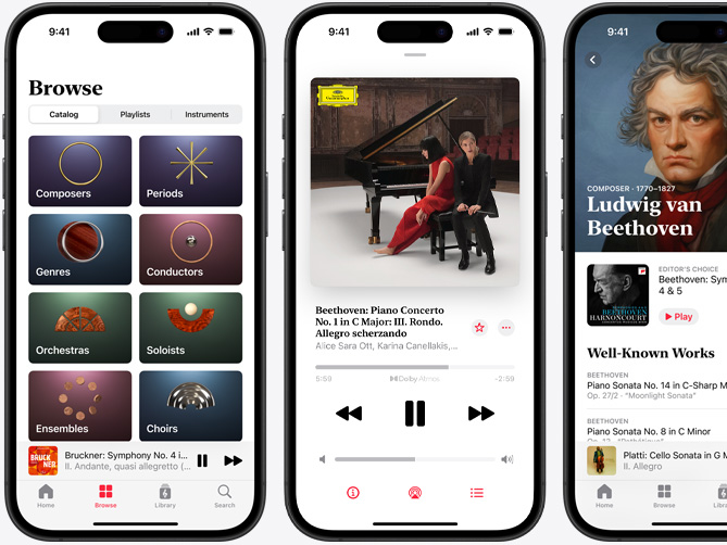 iPhone vlevo zobrazuje aplikaci Apple?Music Classical. Na panelu procházení je vybrán oddíl katalogu s?dla?dicemi kategorií skladatel?, období, ?ánr?, dirigent?, orchestr?, sólist?, soubor? a?pěveckych sbor?; iPhone uprost?ed zobrazuje p?ehrávání Beethovenova Klavírního koncertu ?. 1 C dur, Op. 15: III. Rondo. Allegro scherzando v?Dolby Atmos; iPhone vpravo zobrazuje stránku skladatele Ludwiga van Beethovena.