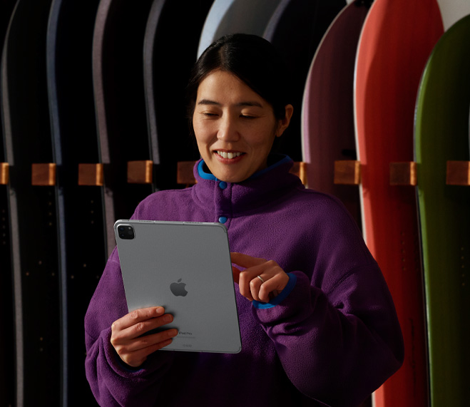 Pemilik usaha kecil mencatat inventaris di iPad.