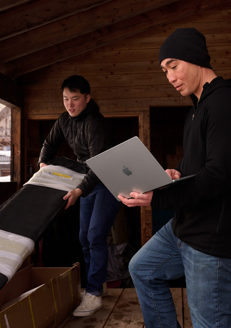 Karyawan mencatat inventaris di iPad.