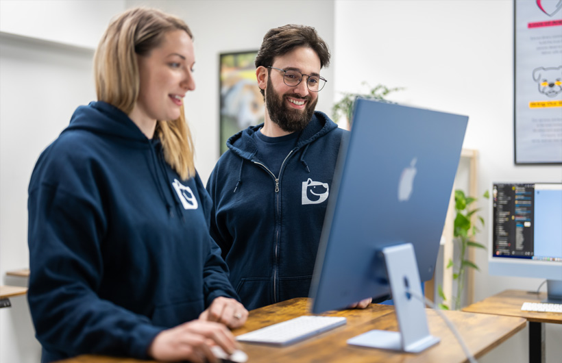 Con la amplia pantalla del iMac, los gerentes de operaciones pueden consultar los detalles del día en un instante.