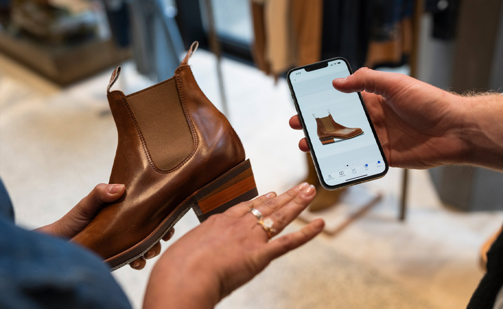 Um funcionário usa o app NewStore para iOS para consultar o estoque.
