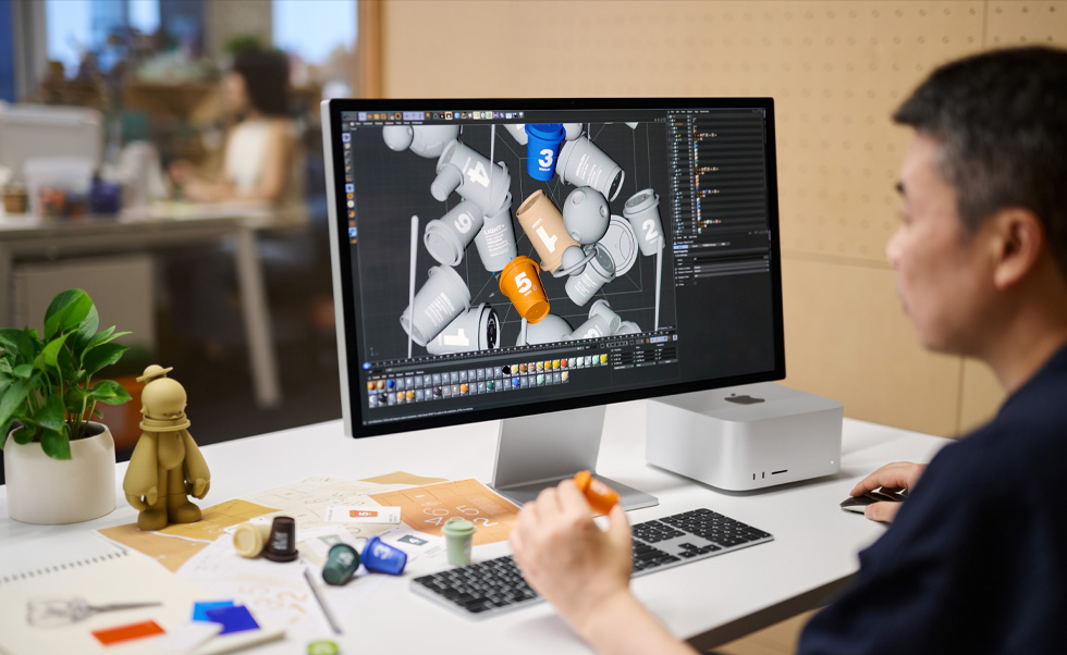 Un dise?ador trabaja en una renderización 3D en el Mac.