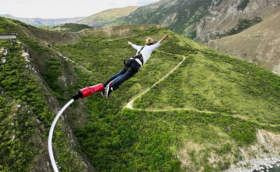 AJ Hackett Bungy New Zealand tallentaa iPhonella upeita kuvia viidess? kauniissa kohteessa Uudessa-Seelannissa ja jakaa niit? asiakkailleen.