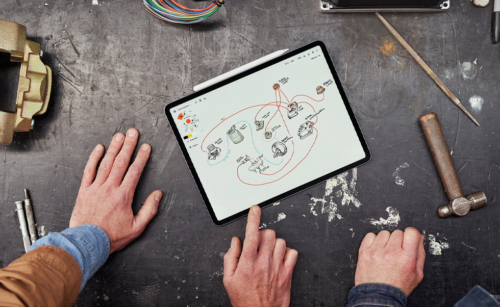 Teamet bruger iPhone, iPad og Apple Pencil til at scanne biler, lave moodboards og designe 3D-modeller.