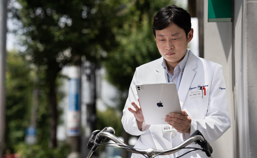 Grace à la mobilité de l’iPad, le personnel de la pharmacie peut effectuer des visites à domicile dans toute la ville.