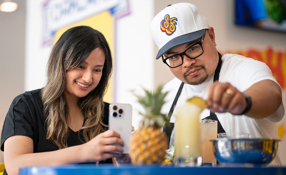 El equipo graba contenido atractivo en el iPhone para compartirlo con sus clientes.