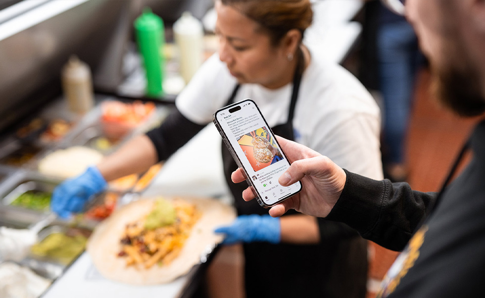 Slack en el iPhone facilita la comunicación al personal de Se?or Sisig repartido por las distintas ubicaciones.
