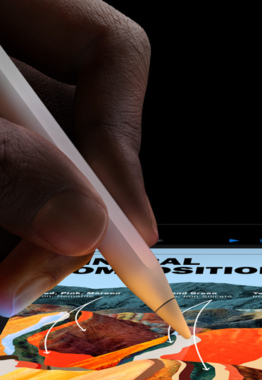 Apple Pencil Proを握ったクローズアップショット。iPadの畫面にはプレゼンテーションが表示されている