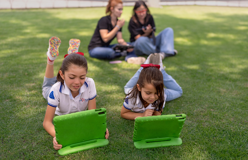 Ana Lilia Gómez Iniesta (ALC) supports teacher Eleane Ruth Guzmán Padilla while students work independently on a maths lesson at Colegio Cristobal Colón.
