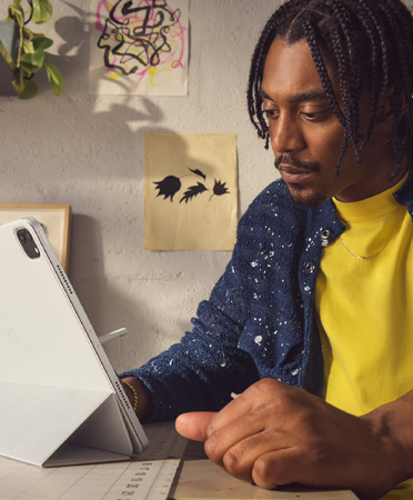 M?t ng??i ?àn ?ng trong v?n phòng ?ang s? d?ng iPad Pro 12,9 inch màu b?c