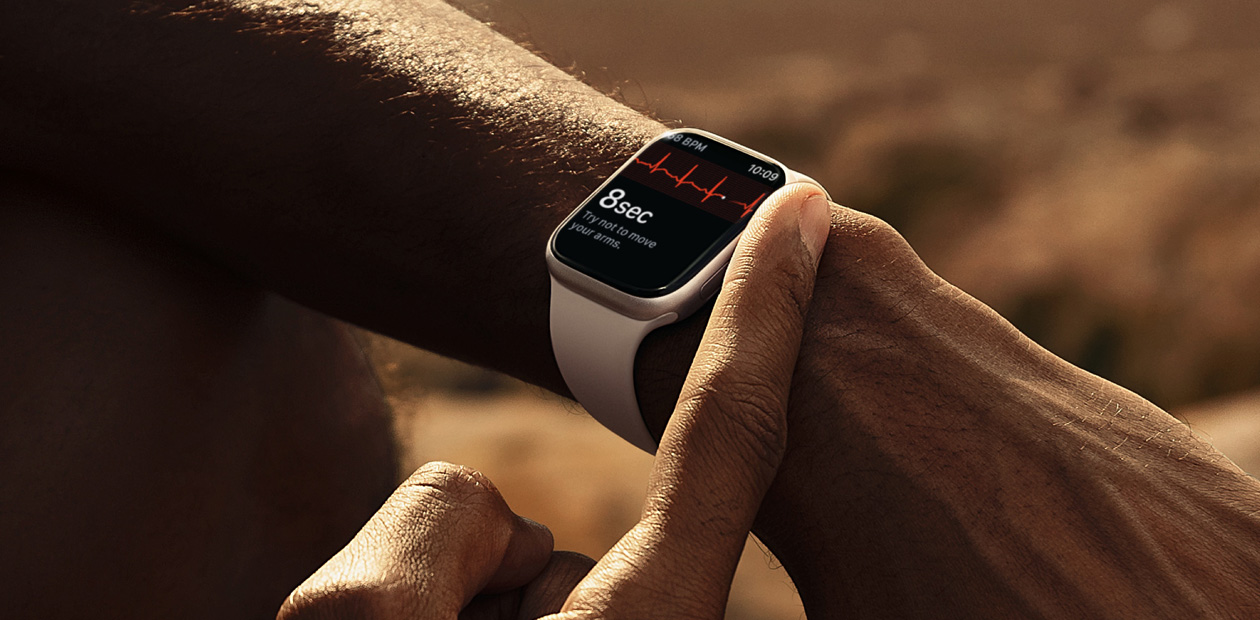 En person tar et EKG med EKG-appen p? Apple Watch.