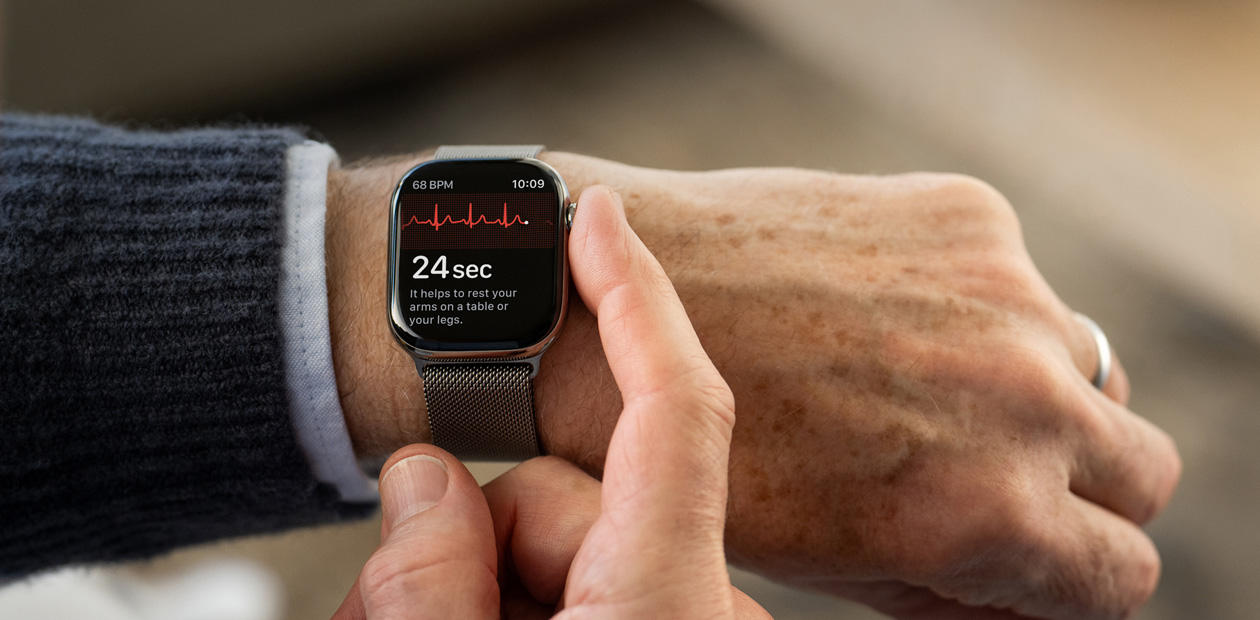 En person tar et EKG med EKG-appen p? Apple Watch.