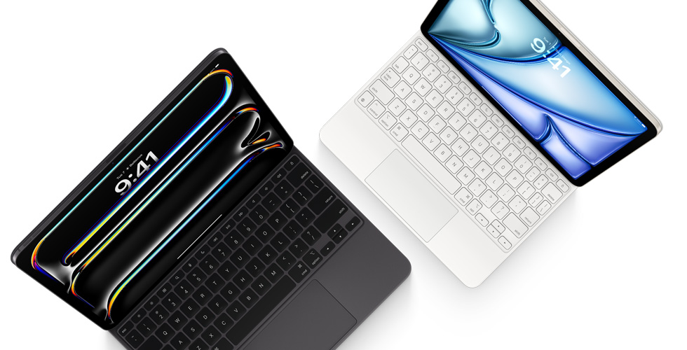 Pohled shora na iPad?Pro s?p?ipnutym ?ernym Magic?Keyboardem k?iPadu?Pro a?na iPad?Air s?p?ipnutym bílym Magic?Keyboardem.