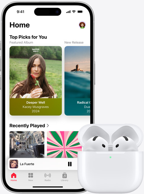 iPhone 16 avec de la musique en cours de lecture, à c?té d’AirPods