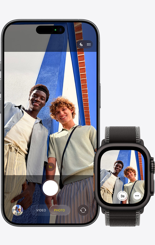 iPhone 機(jī)身正面，螢?zāi)伙@示相機(jī) app，旁邊有一隻 Apple Watch，展示透過 Apple?Watch 取景為兩個人自拍