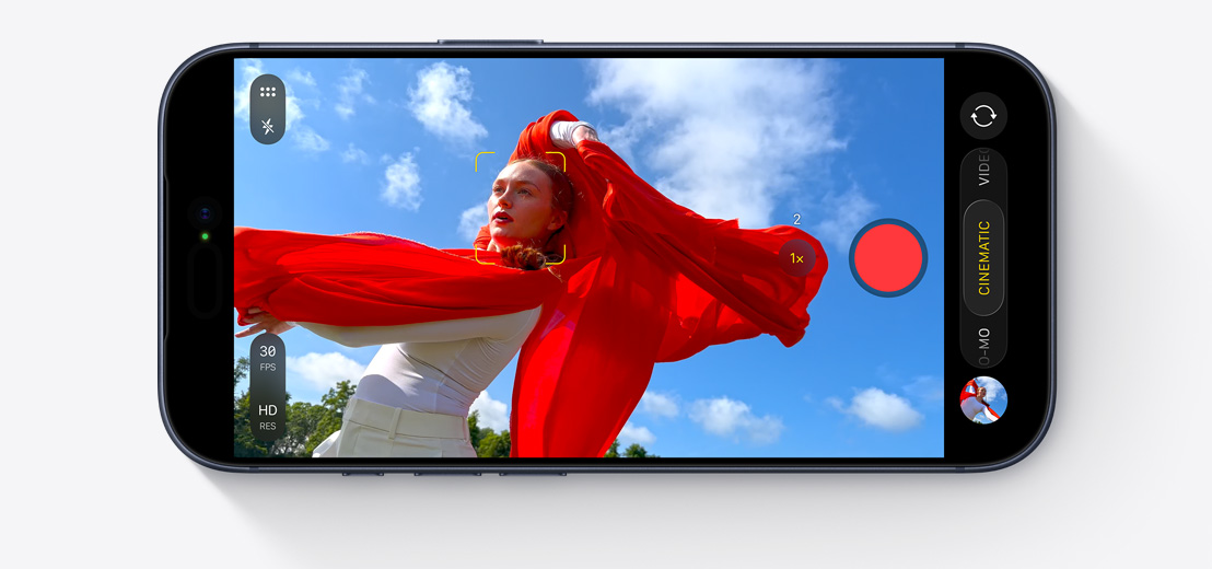 橫向的 iPhone 機(jī)身正面，螢?zāi)伙@示正在使用電影效果模式拍攝一個人在跳舞