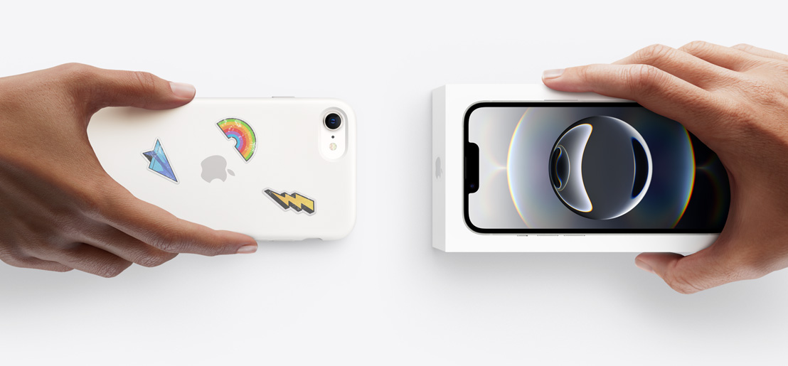 一隻手拿著套上矽膠護(hù)殼、背面貼上貼紙的 iPhone 16e，用以換購另一隻手上全新連包裝盒的 iPhone 17。