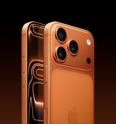 宇宙橙色外觀的 iPhone 17 Pro，展示螢?zāi)坏囊徊糠?，斜角度展示動作按鈕、音量按鈕和側(cè)邊按鈕；機(jī)身背面展示 Pro 相機(jī)系統(tǒng)位於左上角。